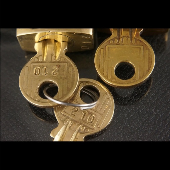 *FIRM* Authentic Louis Vuitton Vintage Lock and Key Set - Picture 6 of 13
